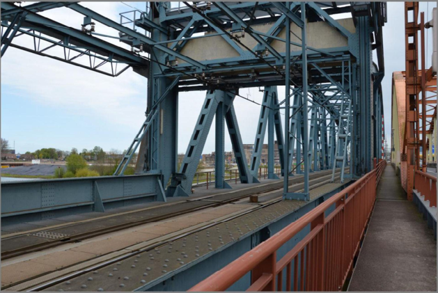 Mennens inspecteert staalkabels van spoorbrug Zutphen
