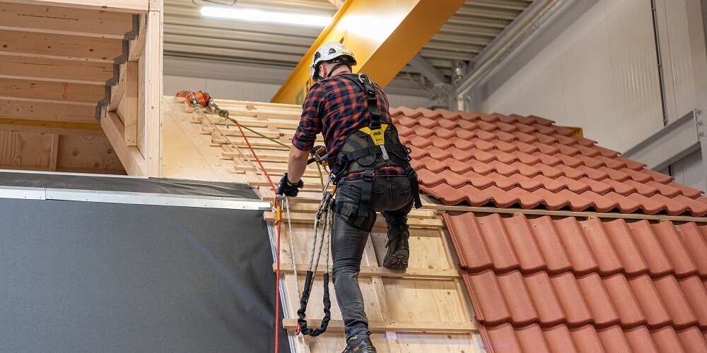 Veilig werken leer je door trainen op een dak